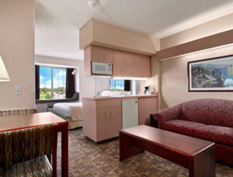 Microtel Inn & Suites By Wyndham Rochester North Mayo Clinic Bagian luar foto