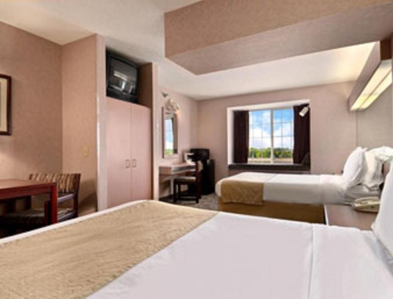 Microtel Inn & Suites By Wyndham Rochester North Mayo Clinic Bagian luar foto