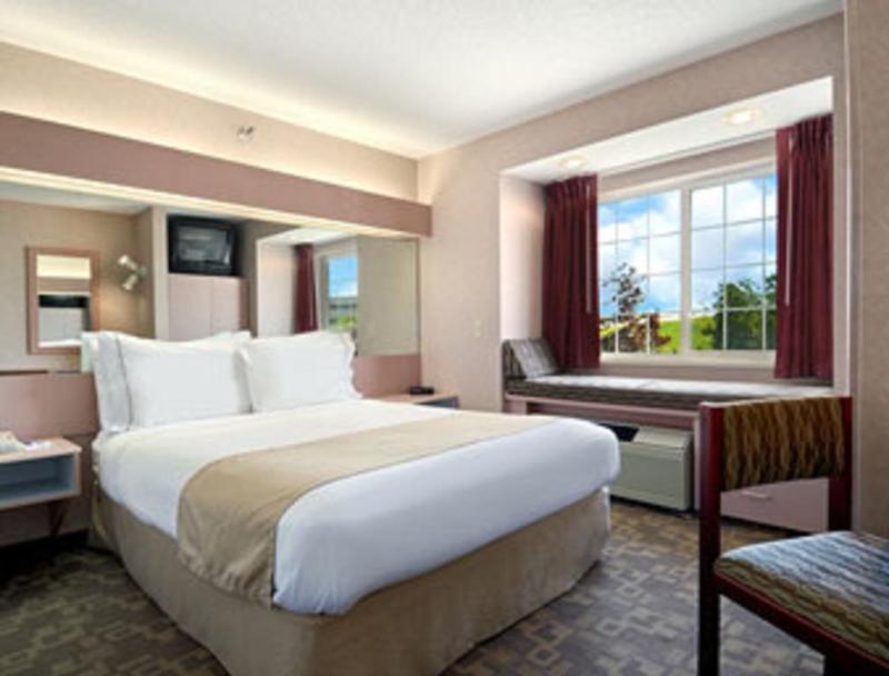 Microtel Inn & Suites By Wyndham Rochester North Mayo Clinic Bagian luar foto