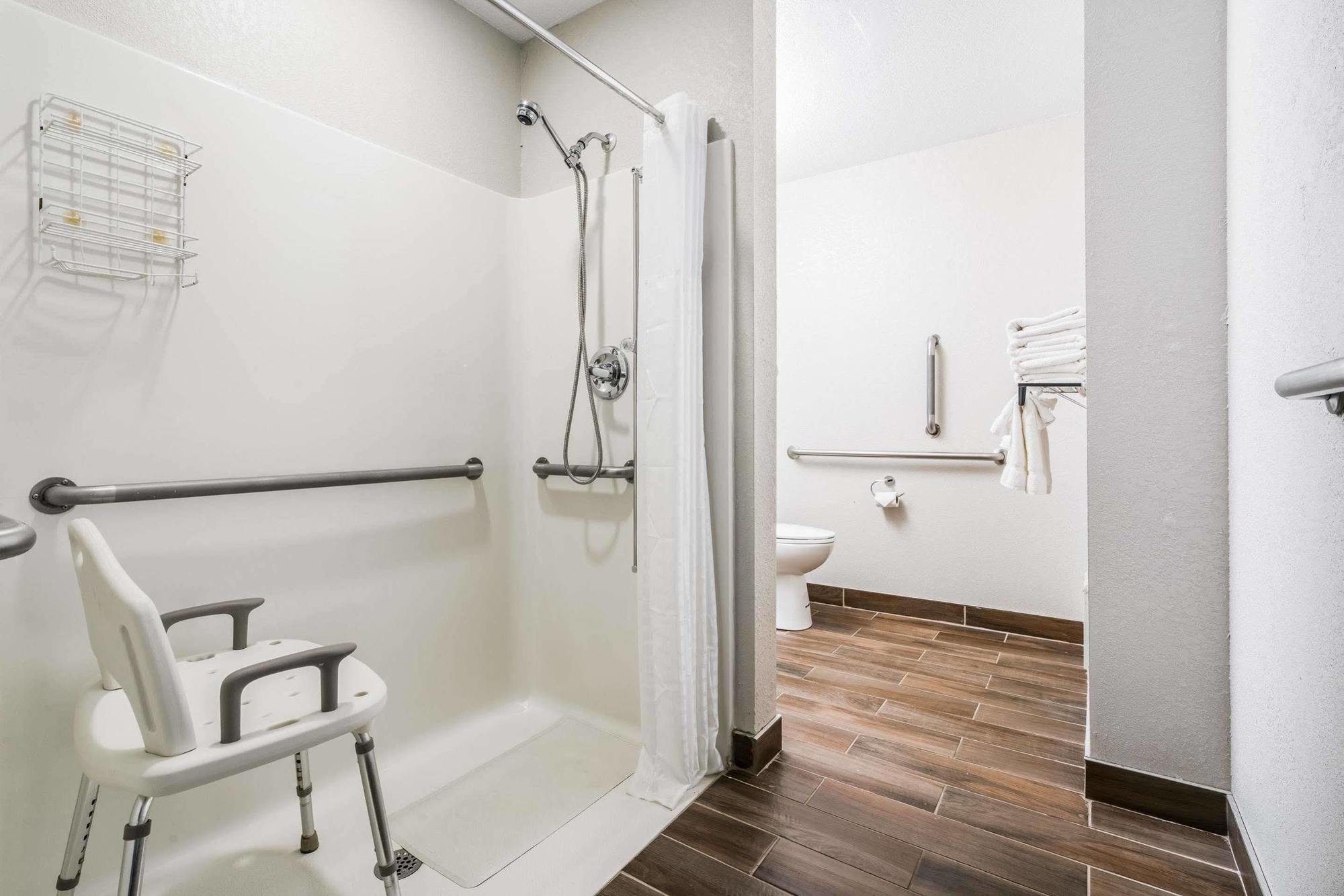 Microtel Inn & Suites By Wyndham Rochester North Mayo Clinic Bagian luar foto