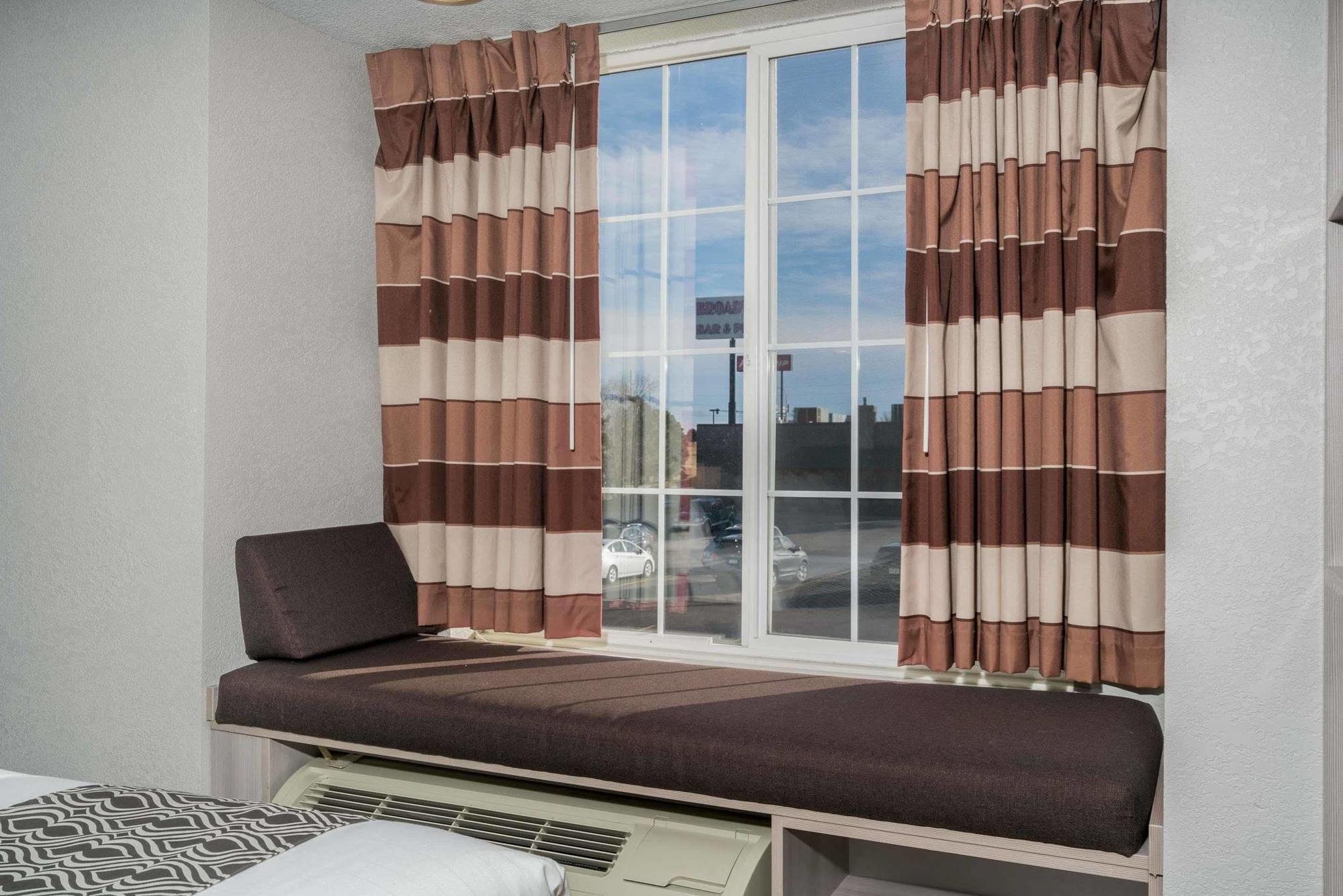 Microtel Inn & Suites By Wyndham Rochester North Mayo Clinic Bagian luar foto