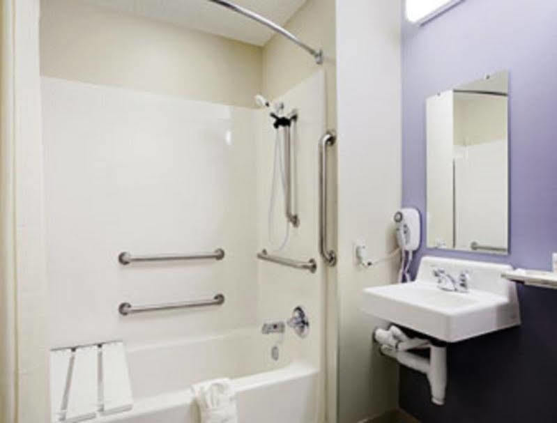 Microtel Inn & Suites By Wyndham Rochester North Mayo Clinic Bagian luar foto