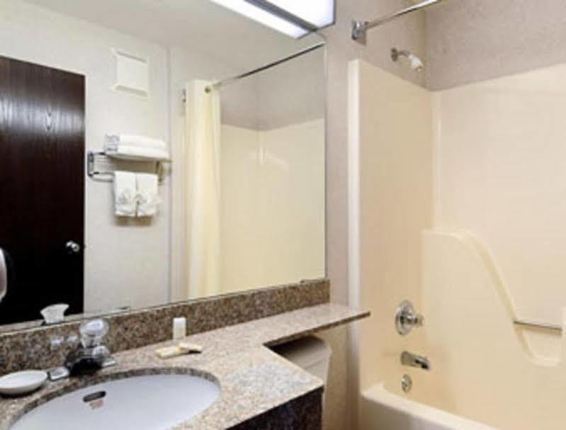 Microtel Inn & Suites By Wyndham Rochester North Mayo Clinic Bagian luar foto